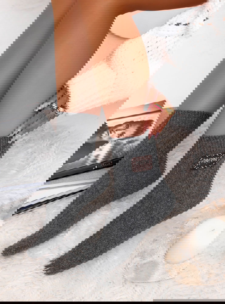 Grafitowe skarpetki z ozdobną...