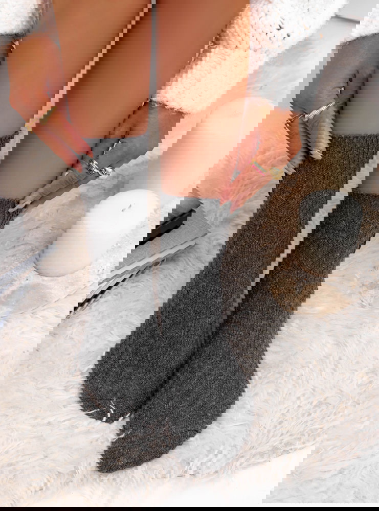 Grafitowe skarpetki z ozdobną...