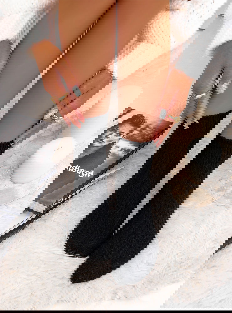 Czarne skarpetki z ozdobną naszywką...