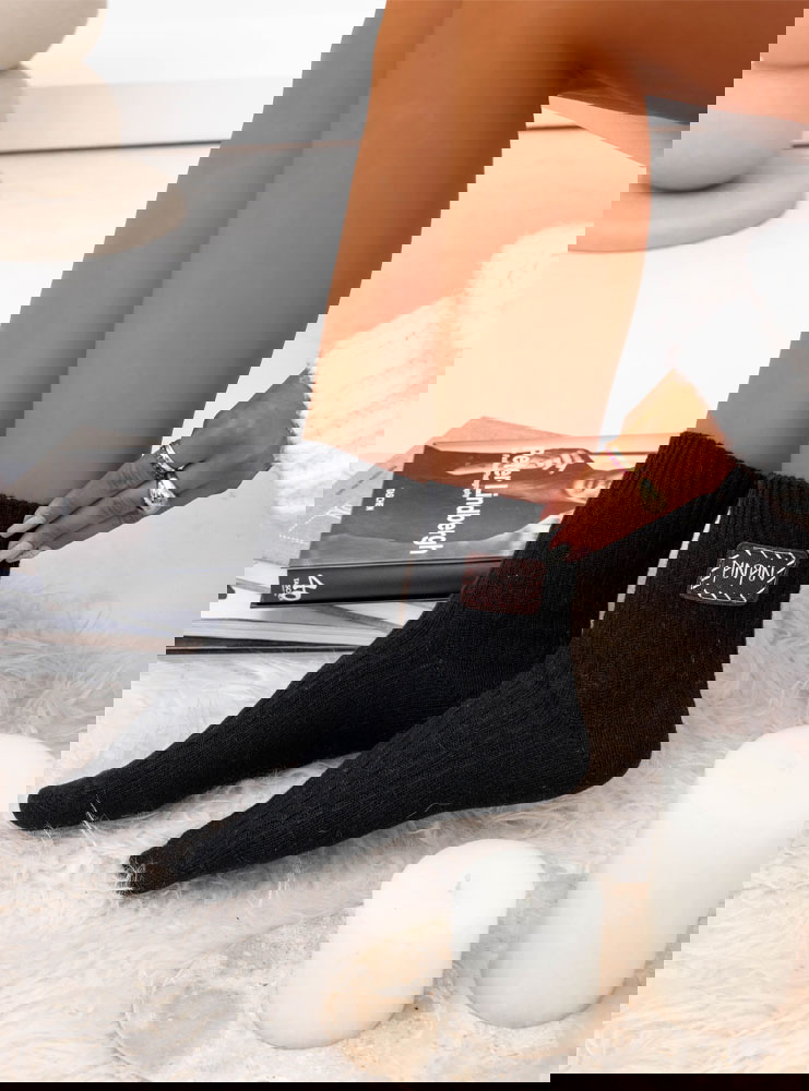 Czarne skarpetki z ozdobną naszywką...