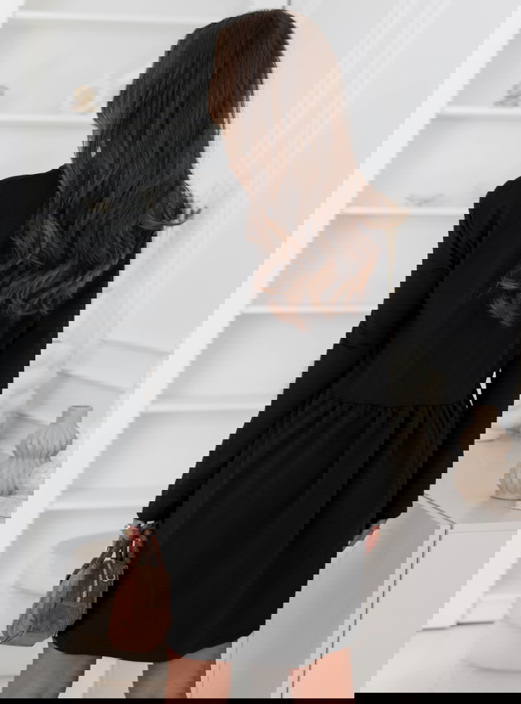 Czarna sukienka z długimi rękawami...