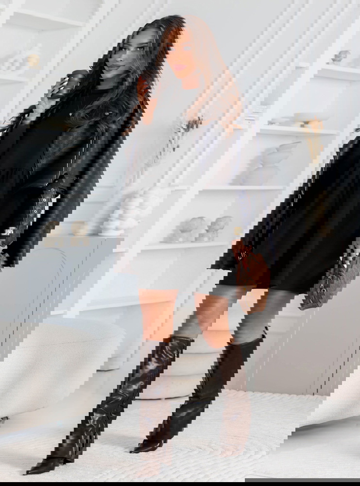 Czarna sukienka z długimi rękawami...