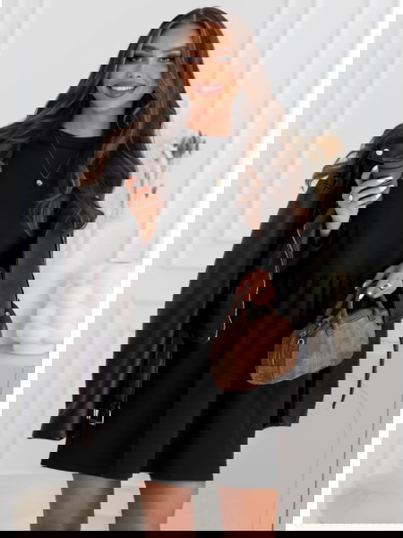 Czarna sukienka z długimi...