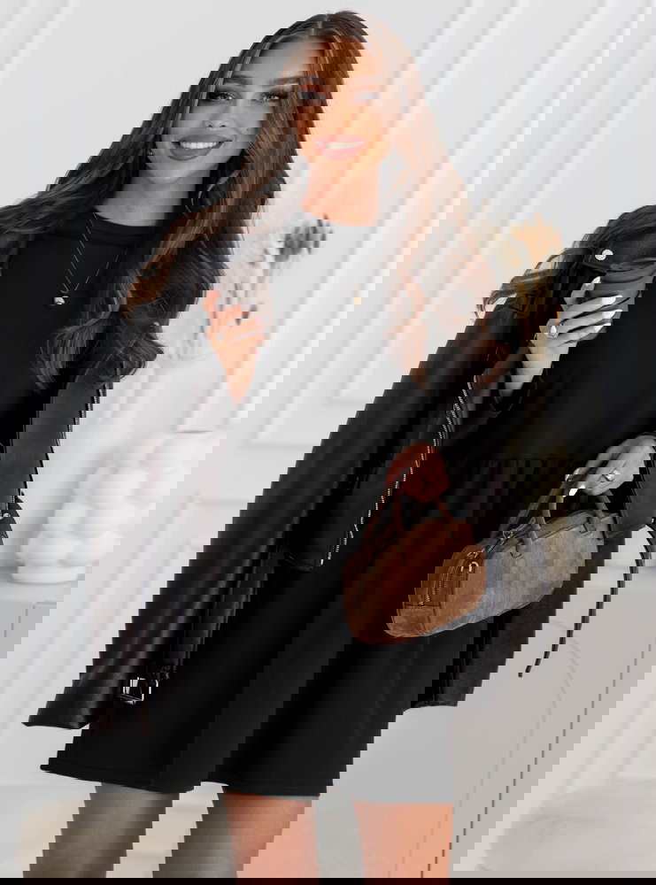 Czarna sukienka z długimi rękawami...