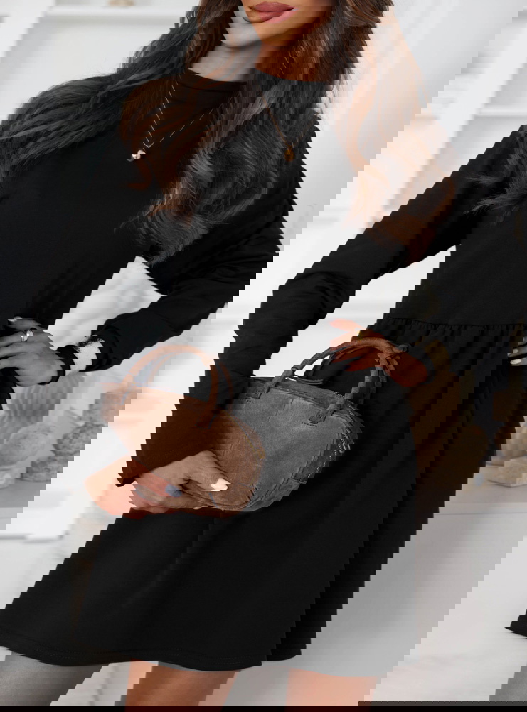 Czarna sukienka z długimi rękawami...