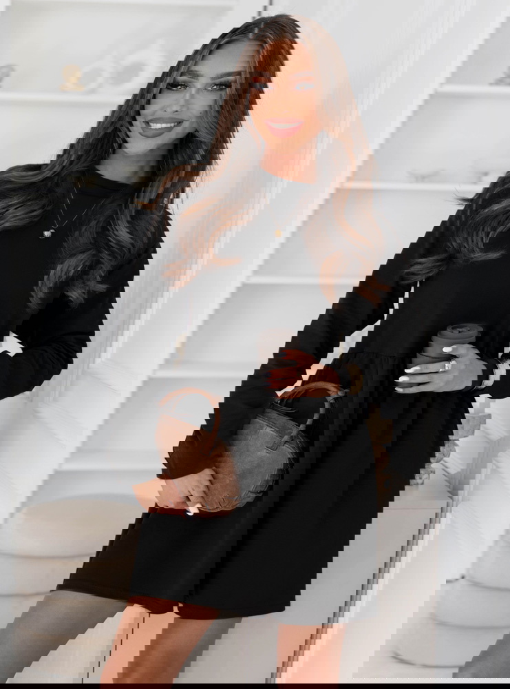 Czarna sukienka z długimi rękawami...