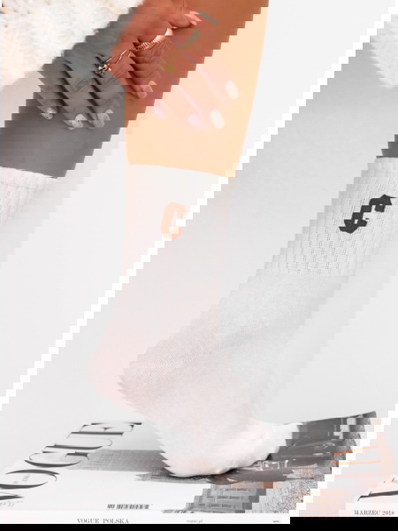 Białe skarpetki z ozdobnym...