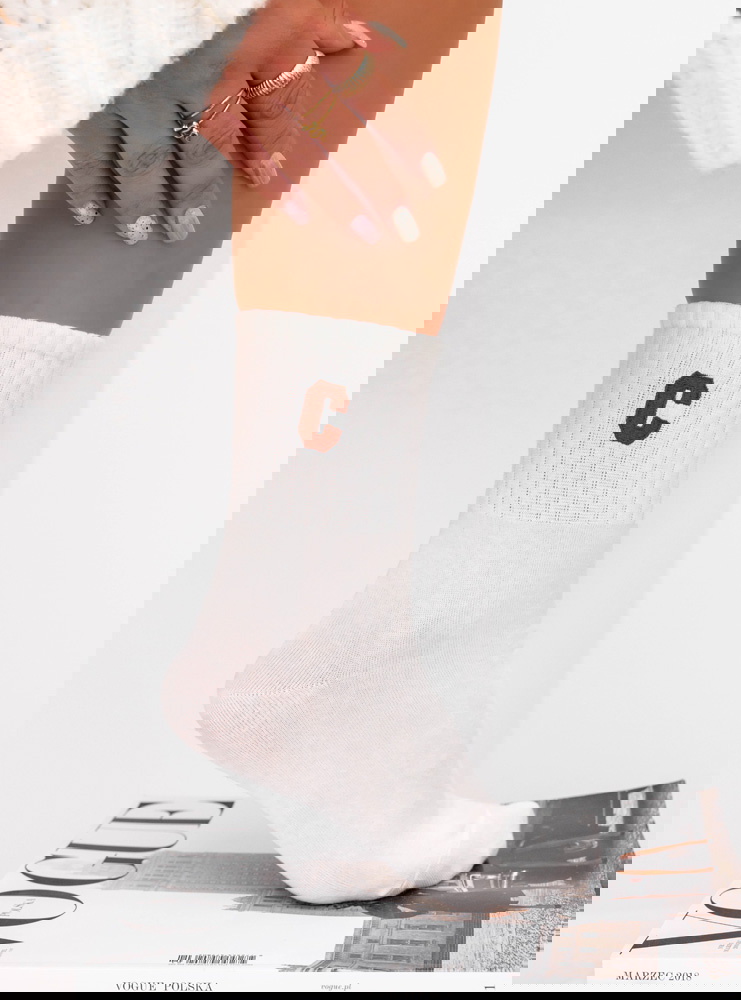 Białe skarpetki z ozdobnym motywem...