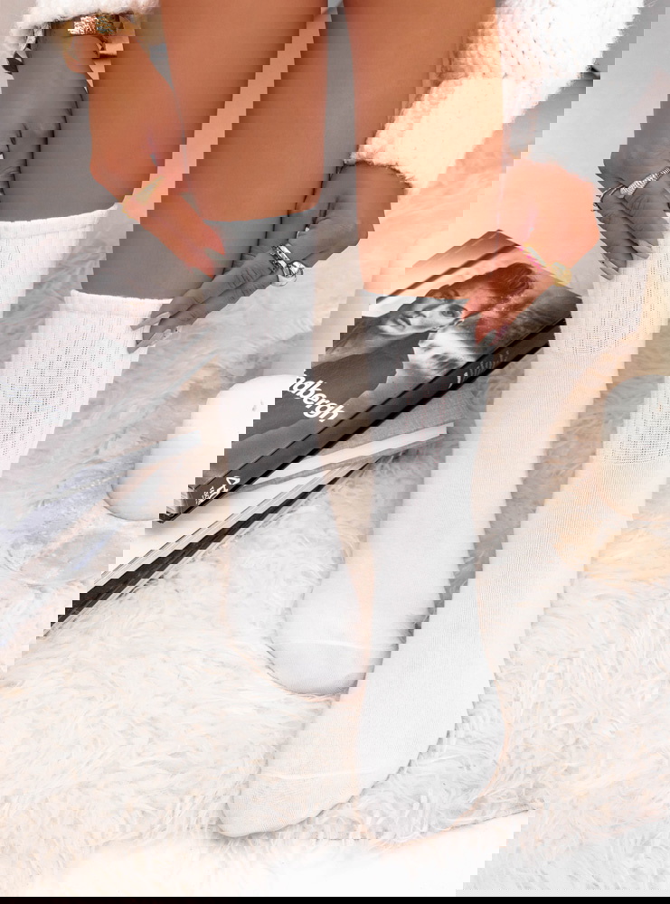 Białe skarpetki z ozdobnym motywem...