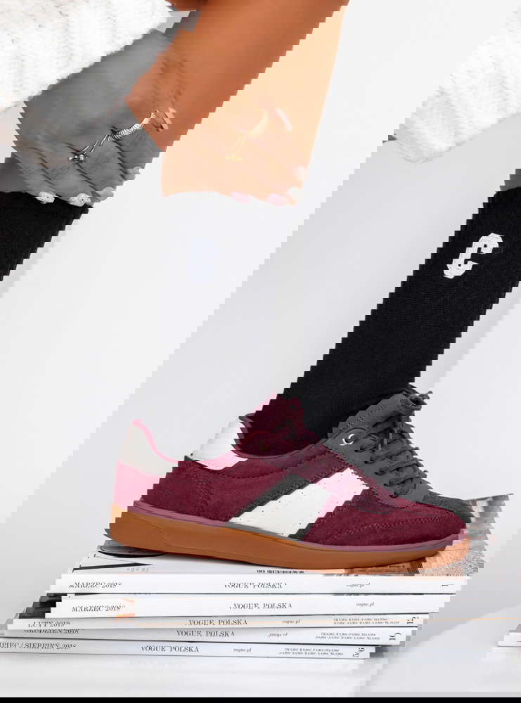 Czarne skarpetki z ozdobnym motywem...