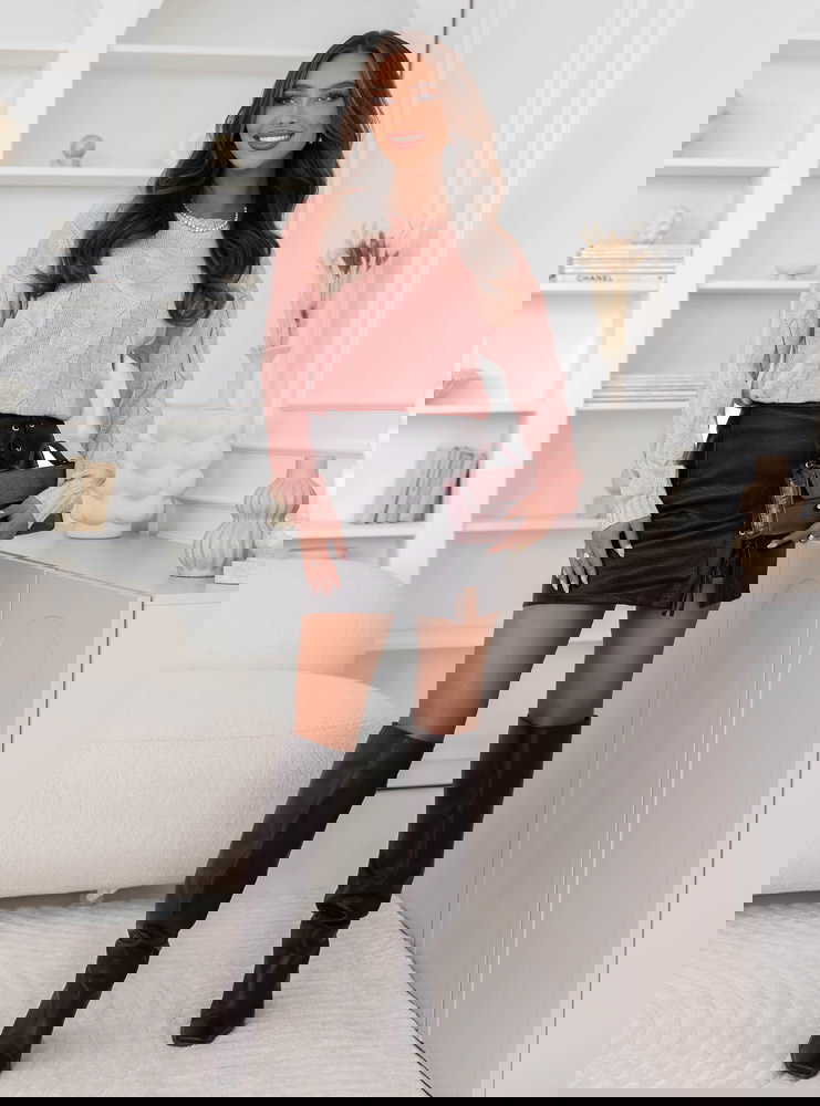 Pudrowy sweter z warkoczowymi...