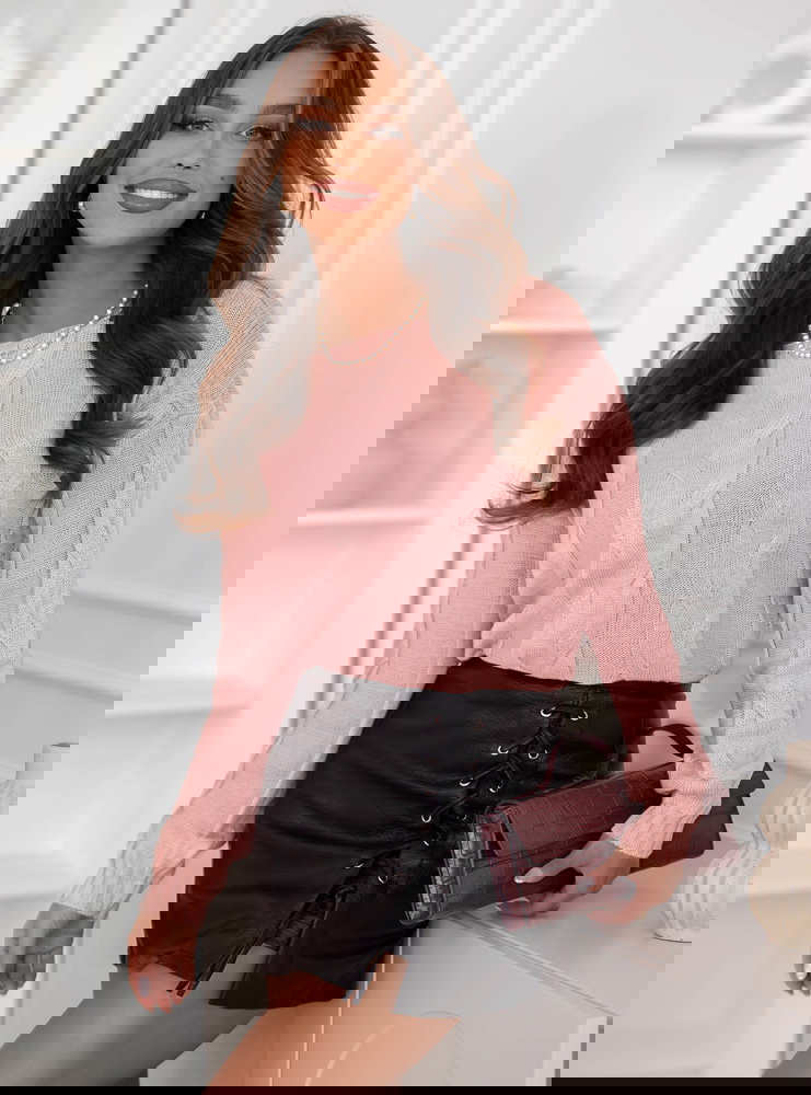 Pudrowy sweter z warkoczowymi...