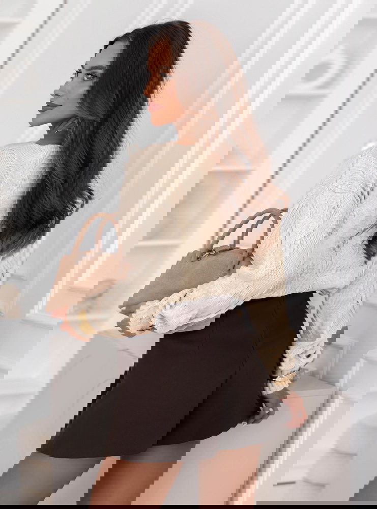 Beżowy sweter z warkoczowymi splotami...