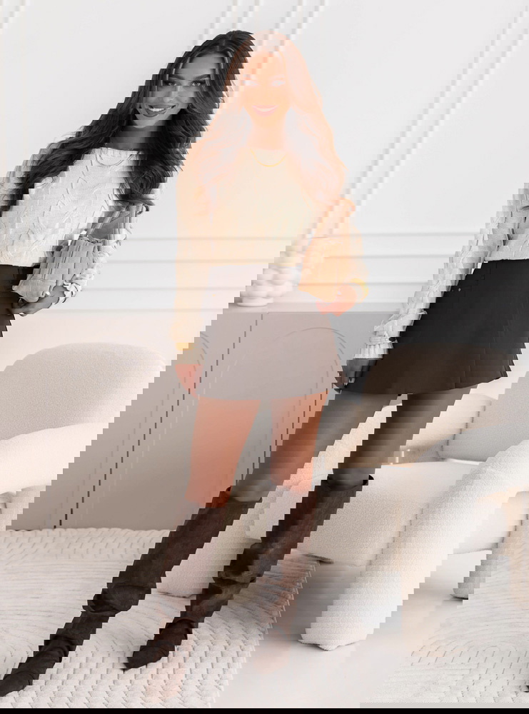 Beżowy sweter z warkoczowymi splotami...