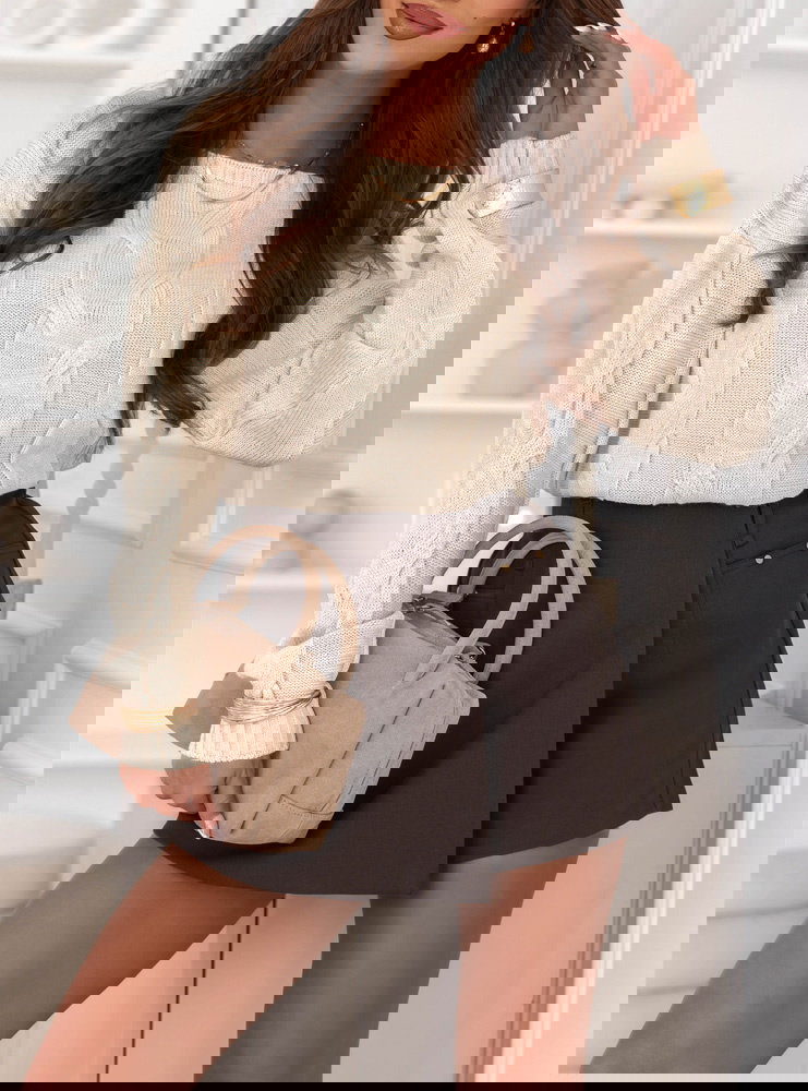 Beżowy sweter z warkoczowymi splotami...