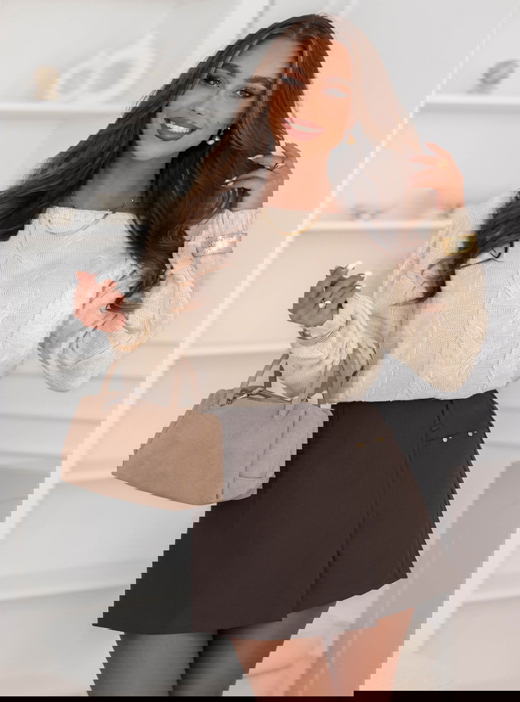 Beżowy sweter z warkoczowymi splotami...