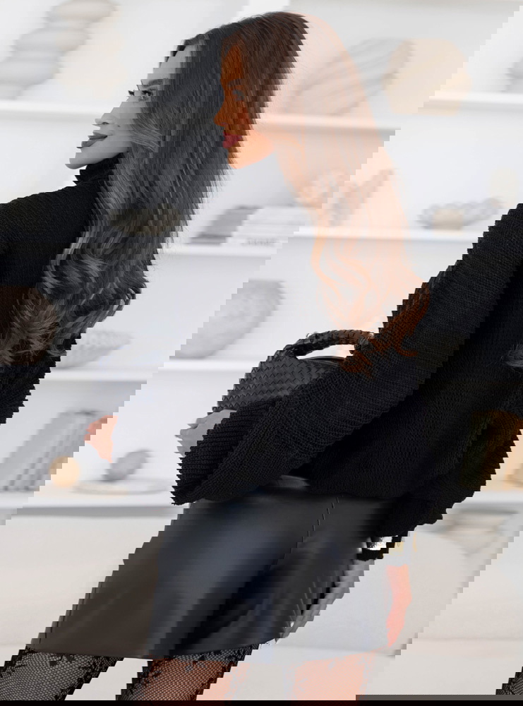 Czarny sweter oversize z golfem Marym