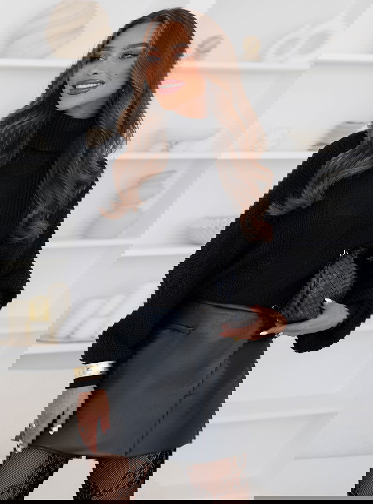 Czarny sweter oversize z golfem Marym