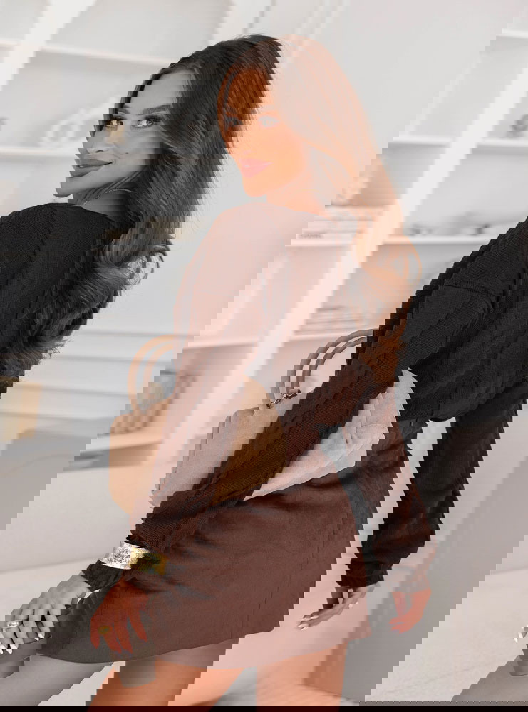 Czekoladowy sweter z warkoczowymi...