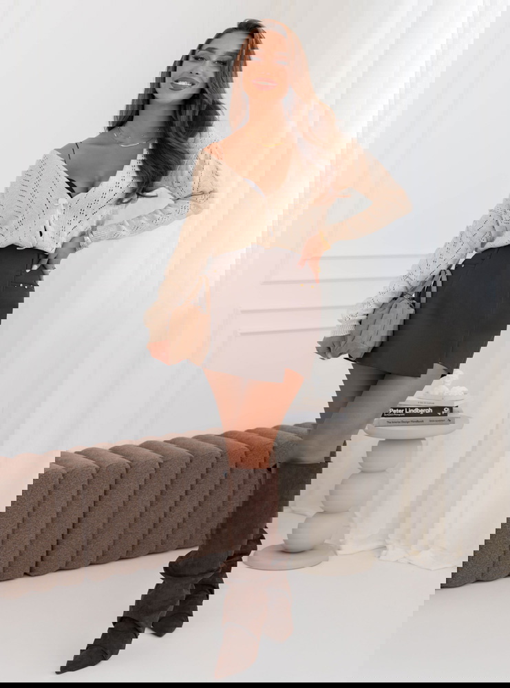 Beżowy ażurowy sweter zapinany na...