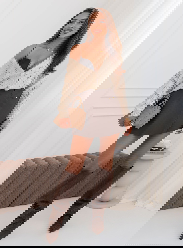 Beżowy ażurowy sweter zapinany na...