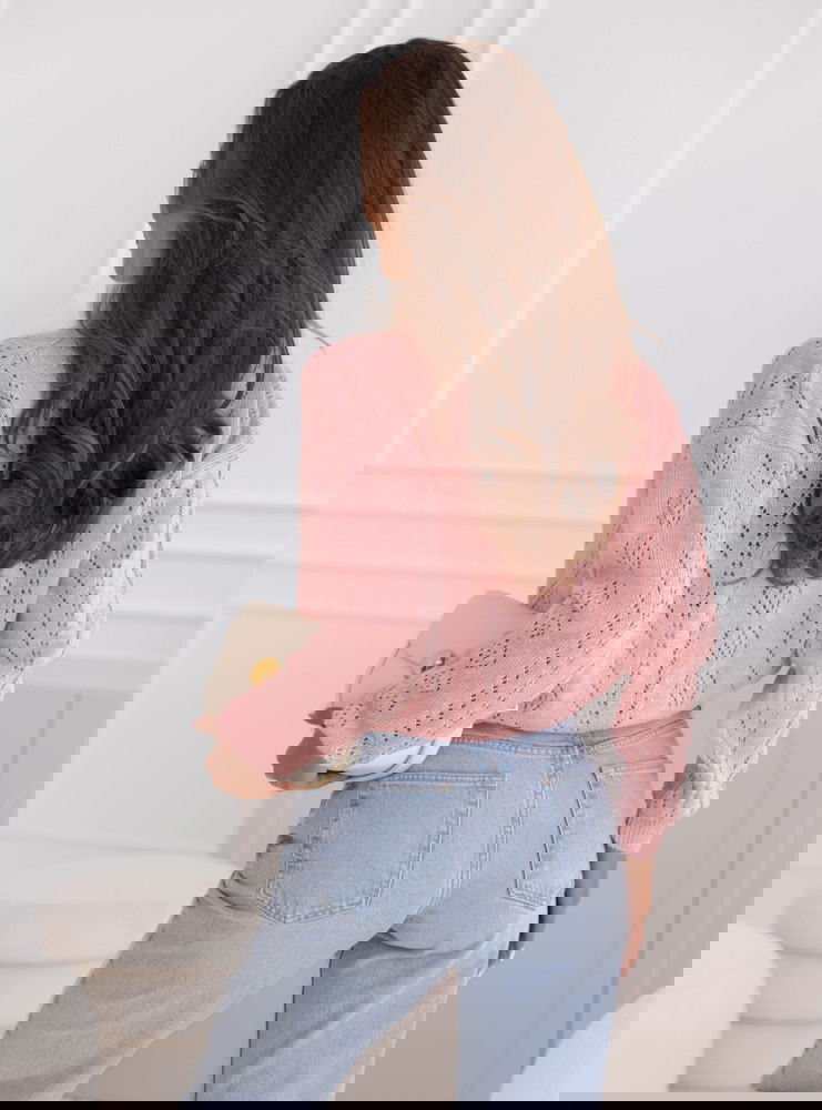 Pudrowy ażurowy sweter zapinany na...