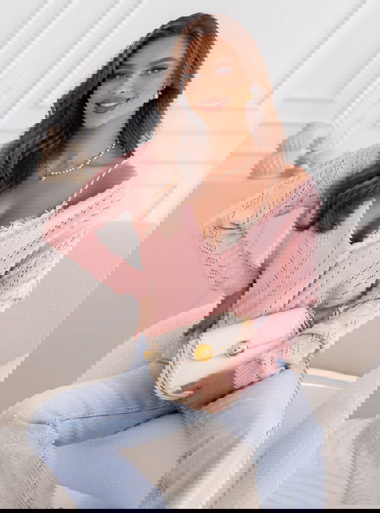 Pudrowy ażurowy sweter zapinany na...