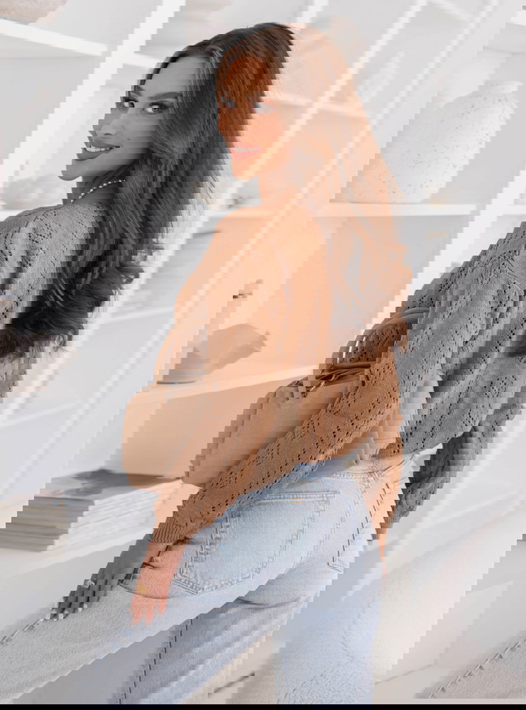 Ażurowy sweter zapinany na guziki...