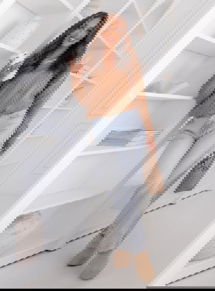 Ażurowy sweter zapinany na guziki...