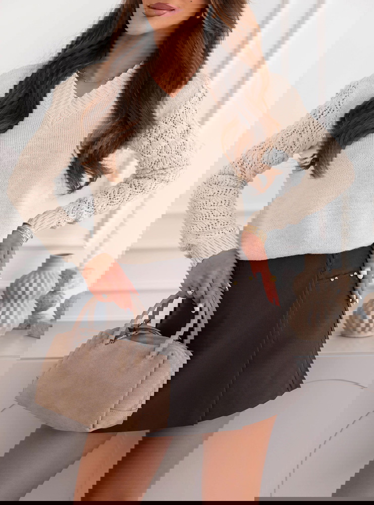 Beżowy sweter z ażurkowymi rękawami...