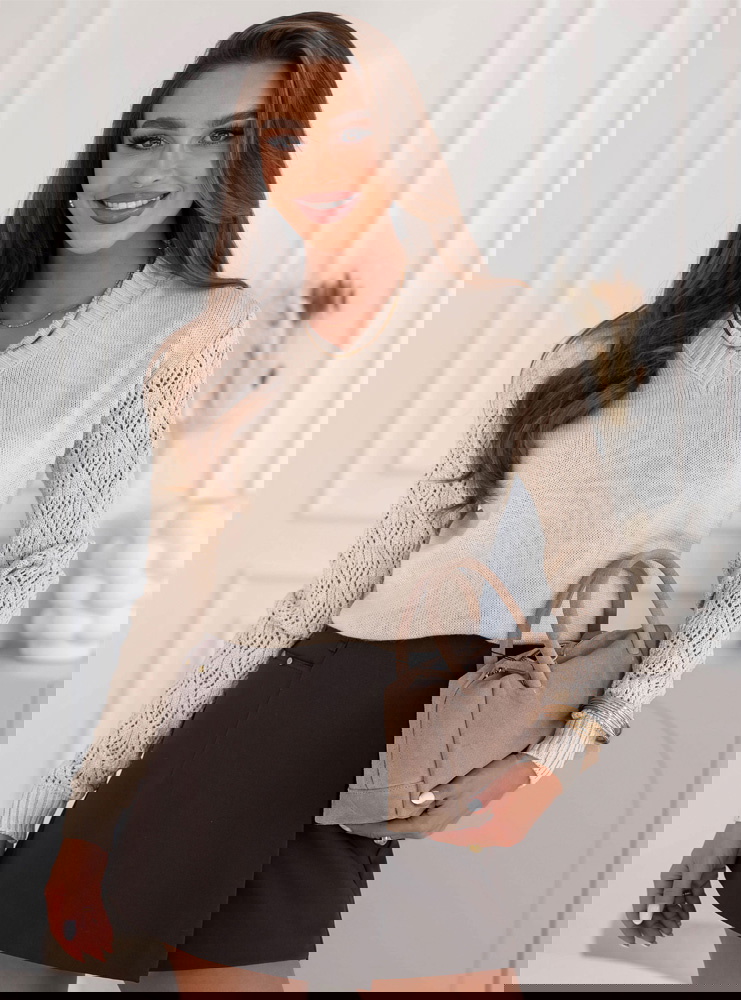 Beżowy sweter z ażurkowymi rękawami...