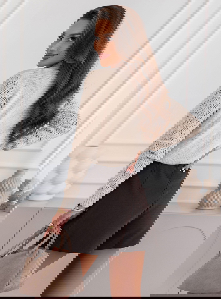 Beżowy sweter z ażurkowymi rękawami...