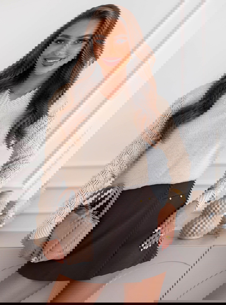 Beżowy sweter z ażurkowymi rękawami...