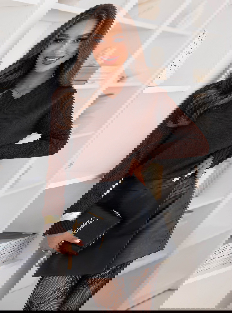 Czekoladowy sweter z ażurkowymi...