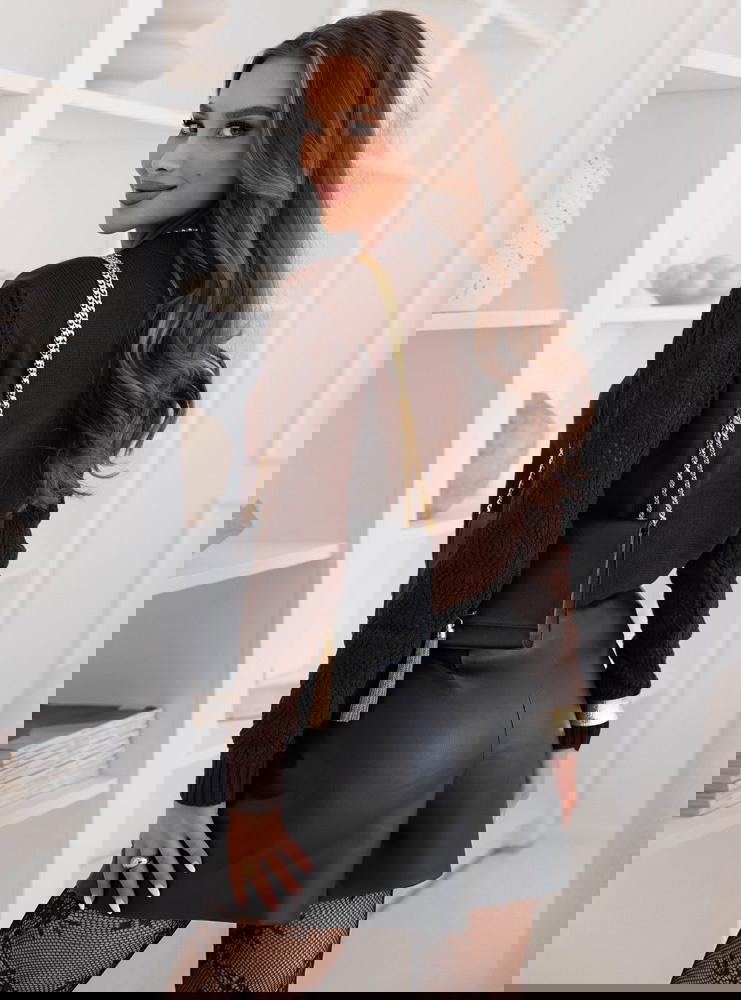 Czekoladowy sweter z ażurkowymi...