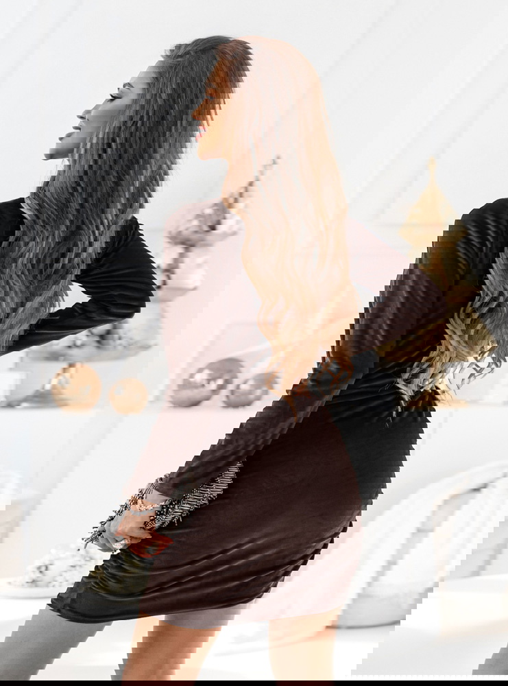 Czekoladowa welurowa sukienka z...