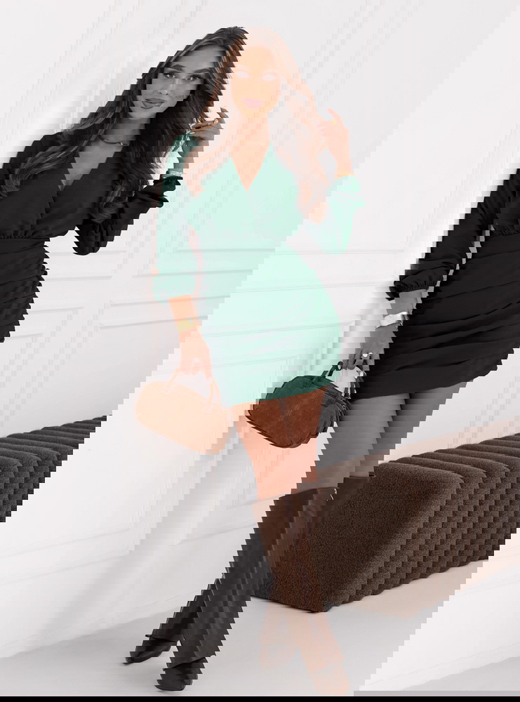 Sukienka mini z przekładanym dekoltem...