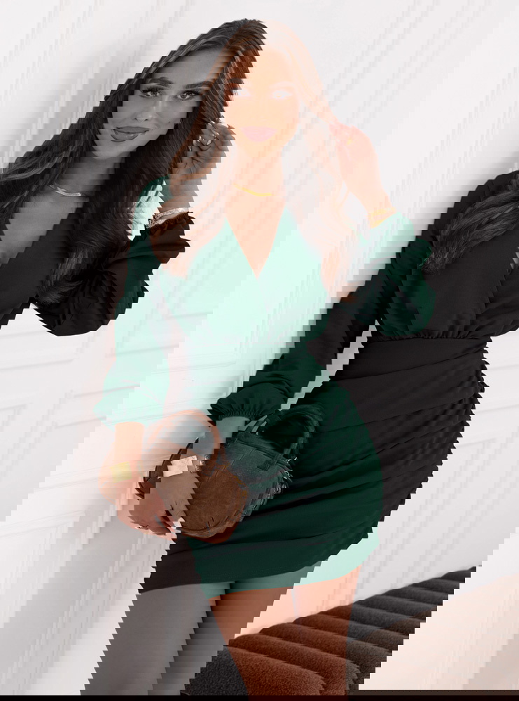 Sukienka mini z przekładanym dekoltem...