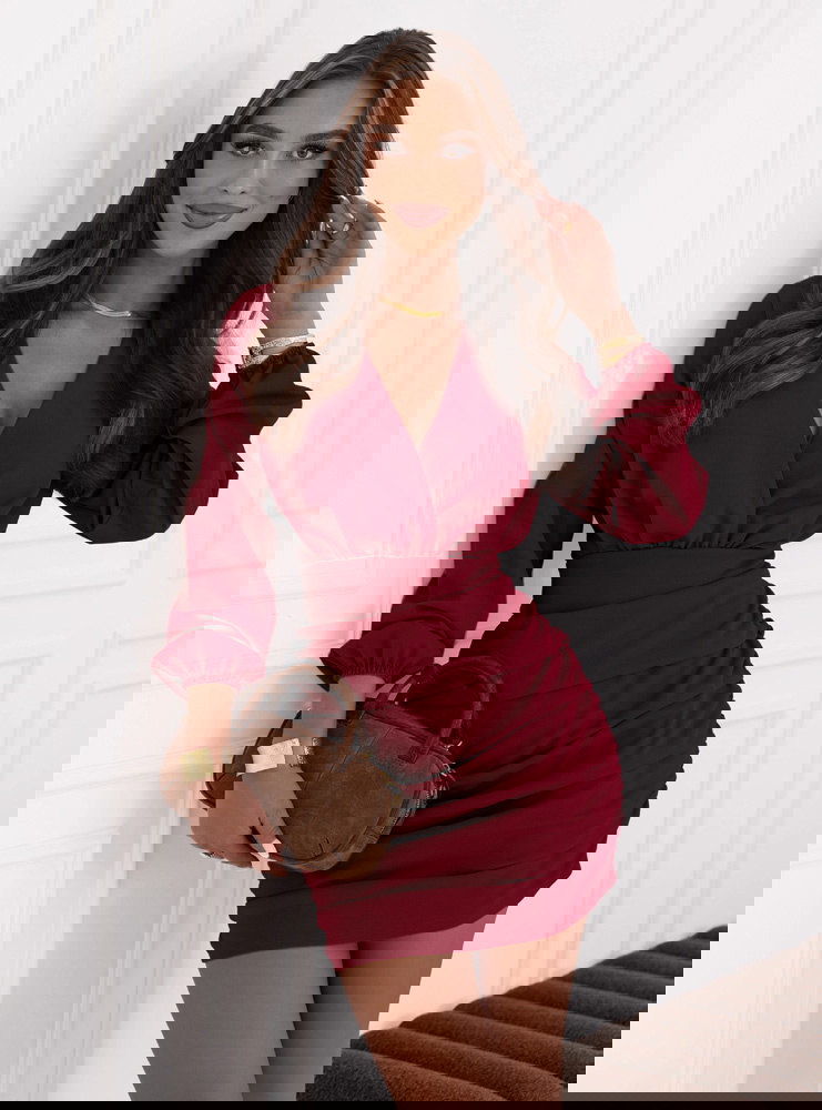 Bordowa sukienka mini z przekładanym...