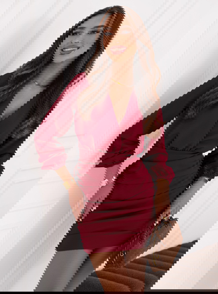 Bordowa sukienka mini z przekładanym...