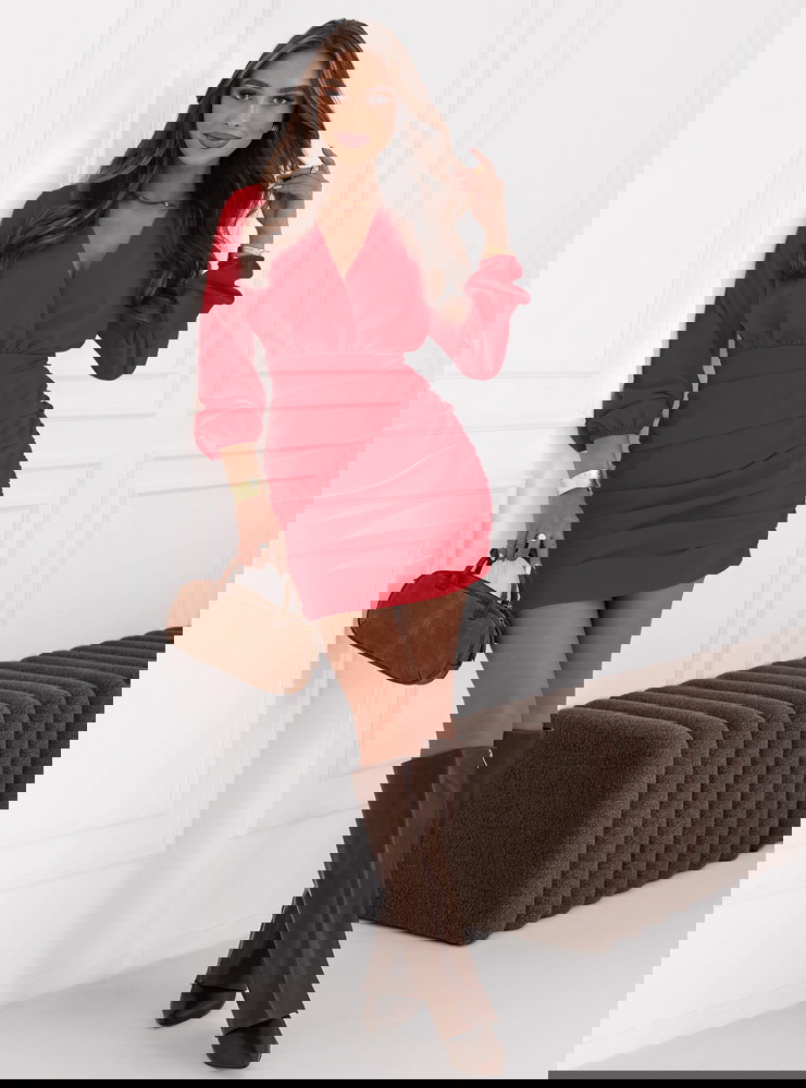 Malinowa sukienka mini z przekładanym...