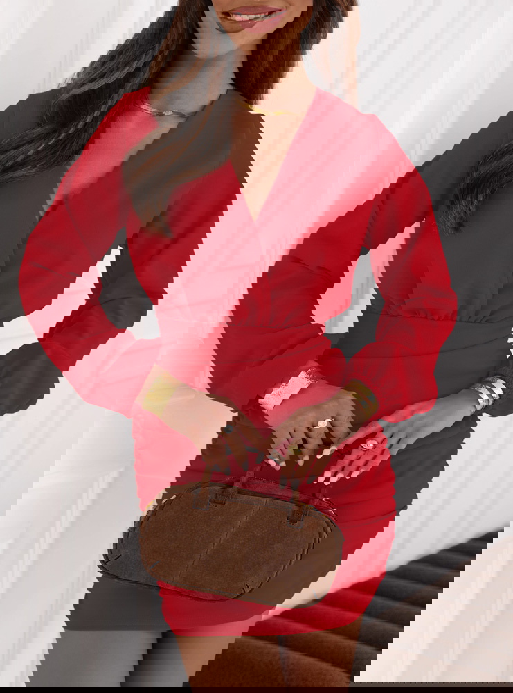 Malinowa sukienka mini z przekładanym...