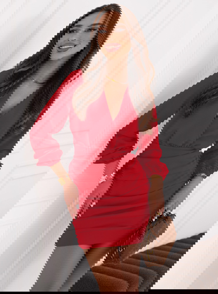 Malinowa sukienka mini z przekładanym...