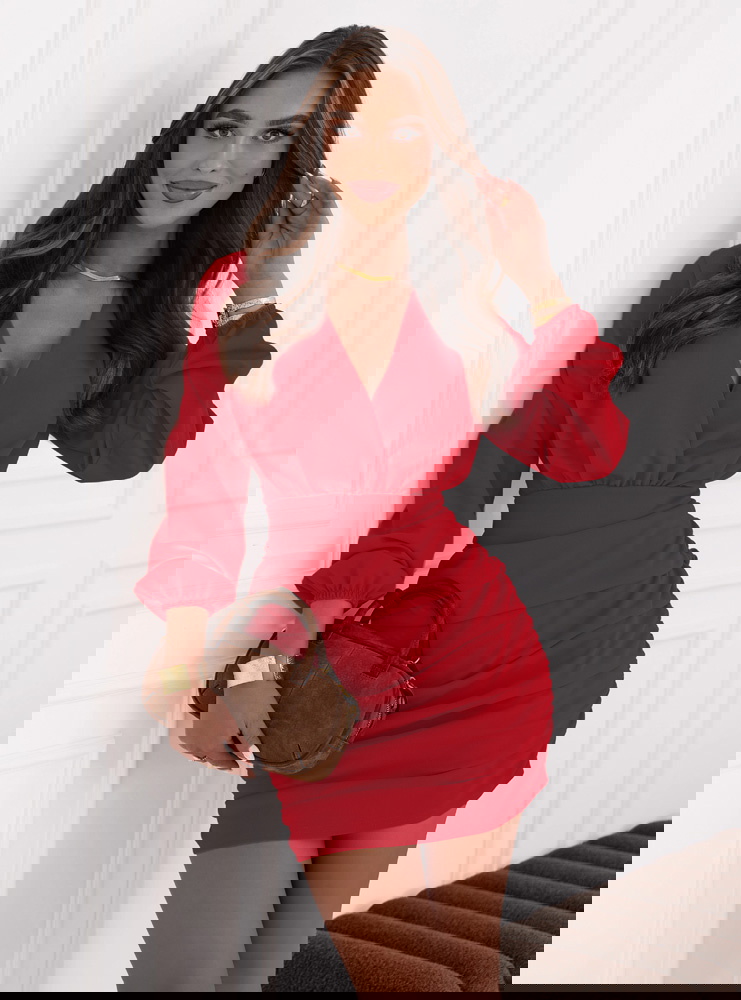 Malinowa sukienka mini z przekładanym...