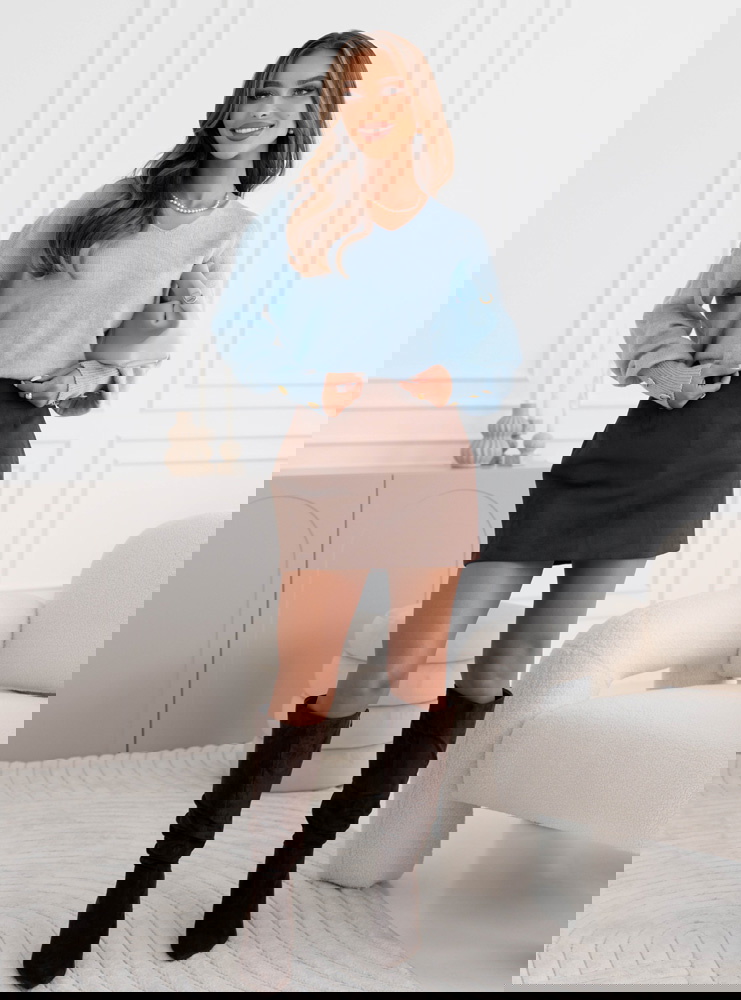 Błękitny sweter z ozdobnymi guzikami...