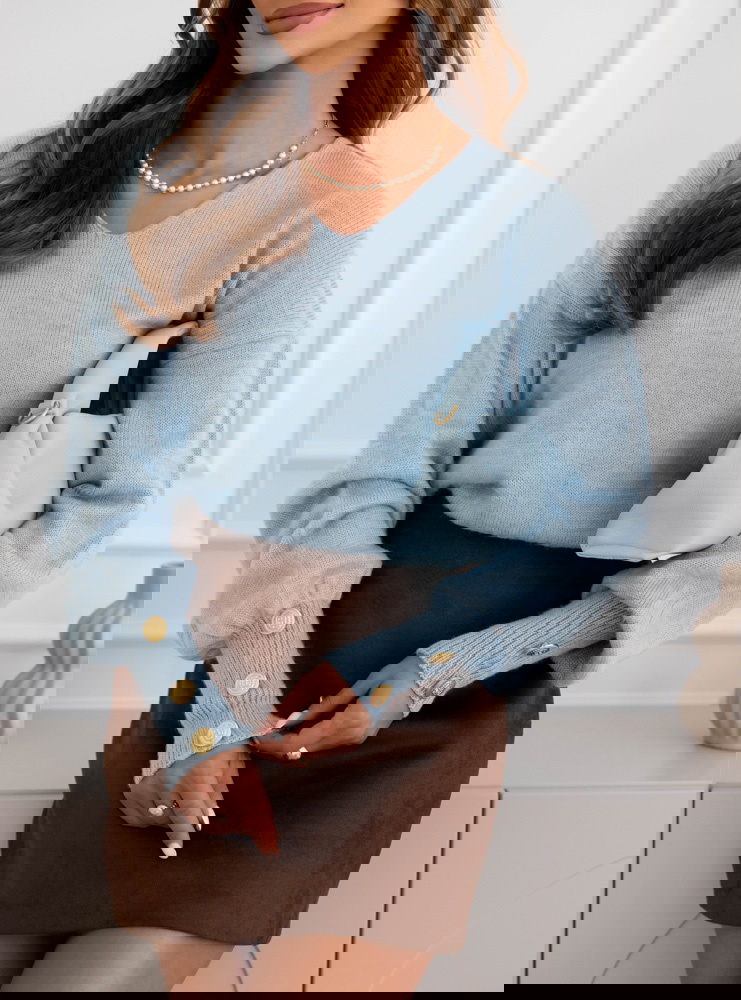 Błękitny sweter z ozdobnymi guzikami...