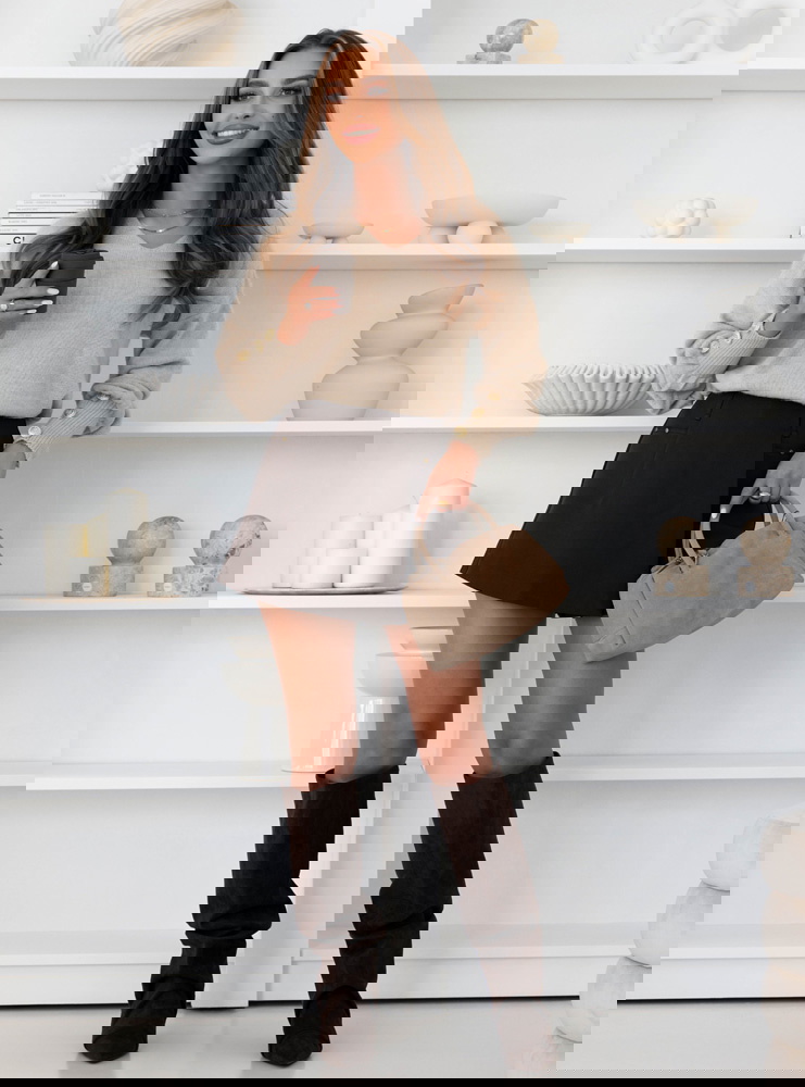 Beżowy sweter z ozdobnymi guzikami na...