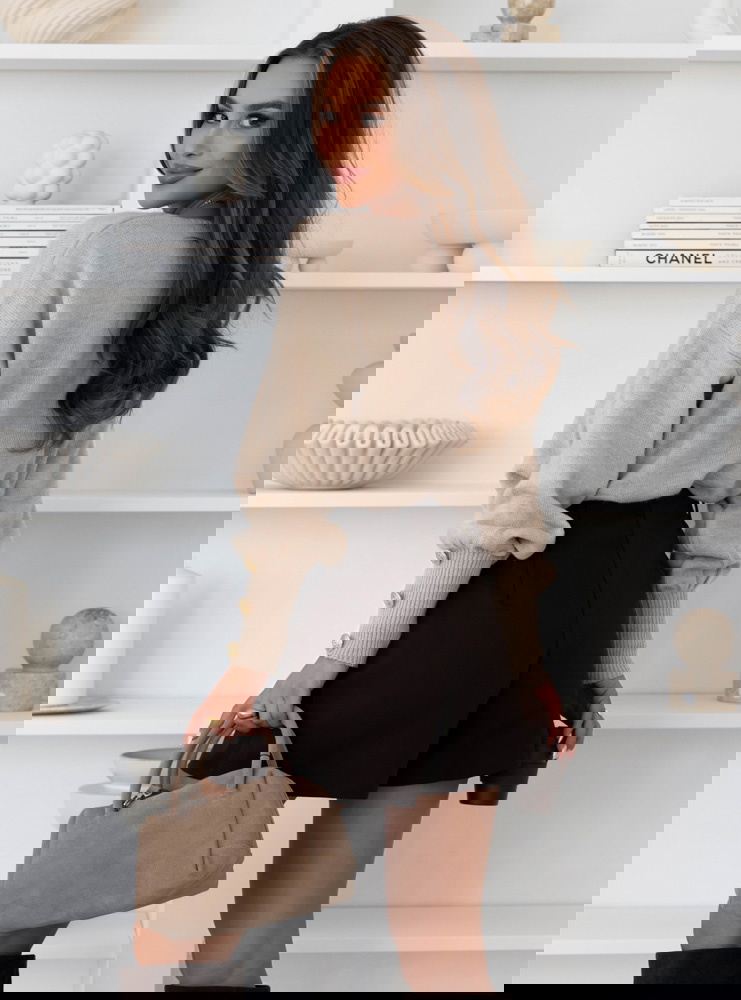 Beżowy sweter z ozdobnymi guzikami na...