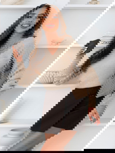 Beżowy sweter z ozdobnymi...