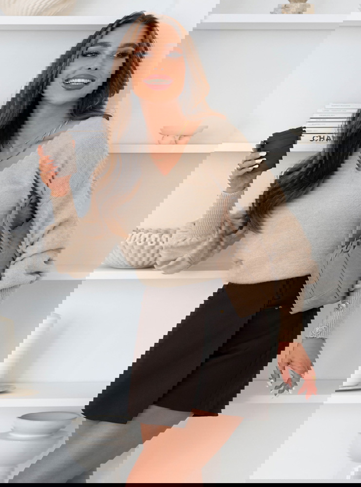 Beżowy sweter z ozdobnymi guzikami na...